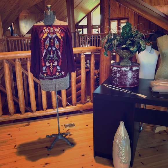 Off the shoulder embroidered shirt - Picture 2 of 3